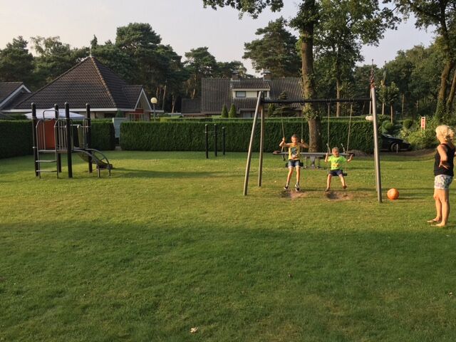 Buiten spelen tussen het groen