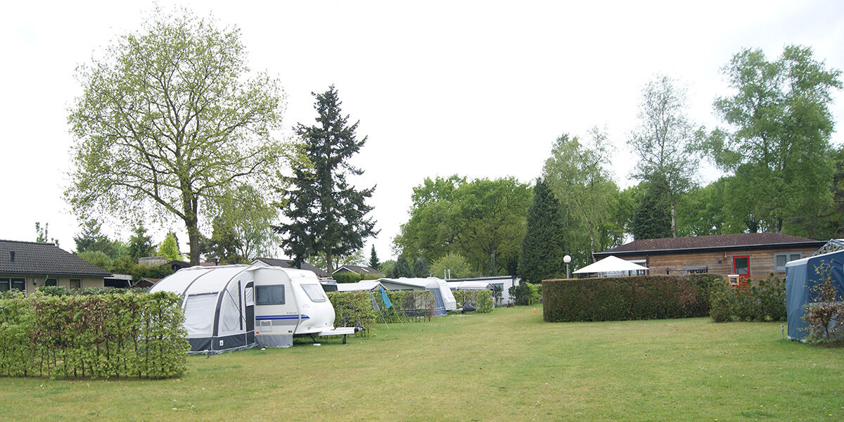 Ruime standplaatsen voor caravan, tent en camper op Camping De Strokel