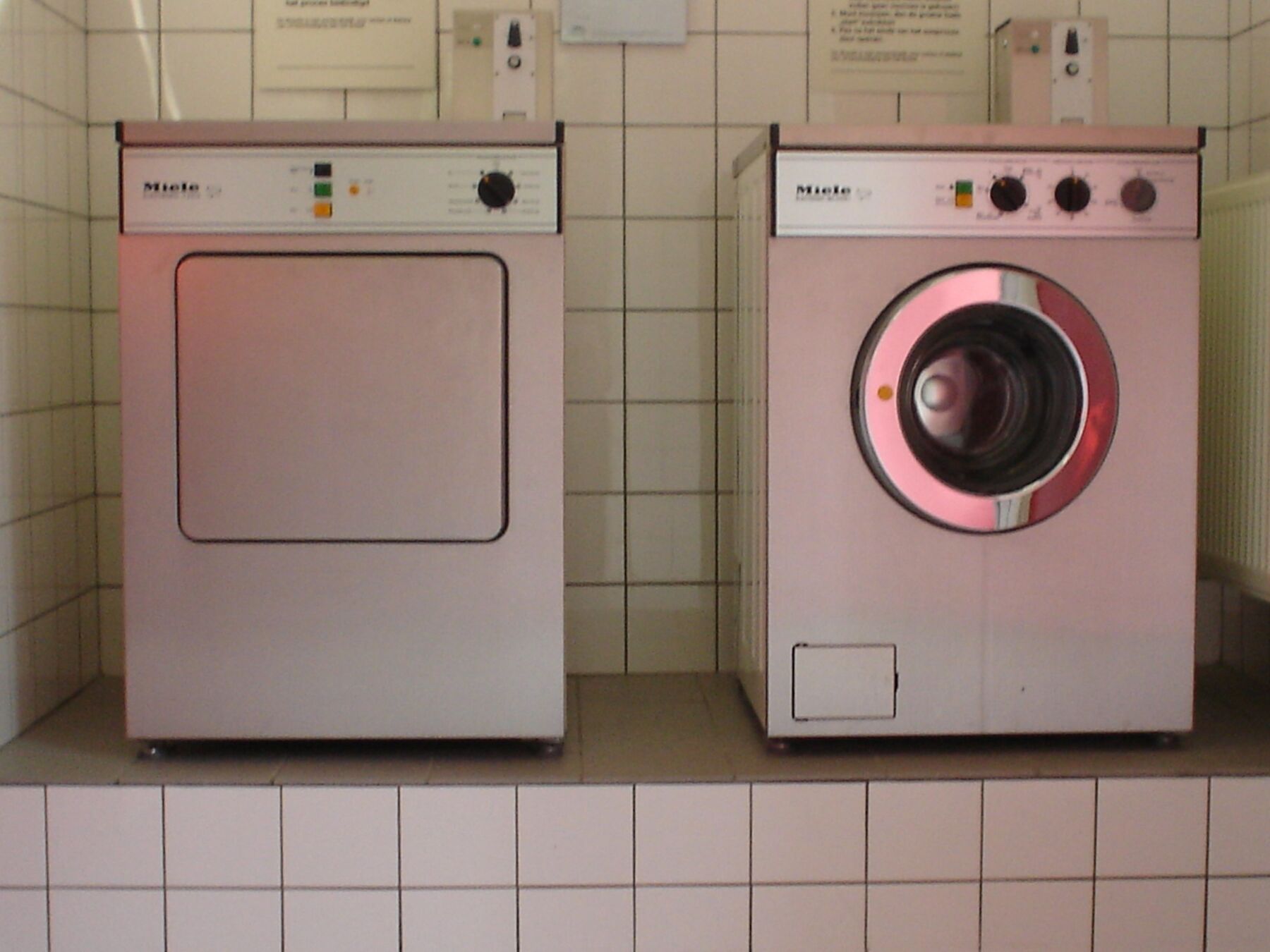 Wasserette met wasmachine en droger